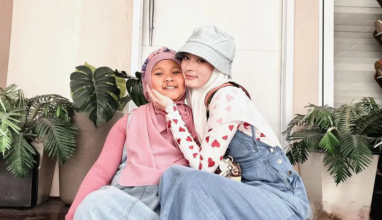<p>Gaya bak anak muda, Inara berpose dengan anak-anaknya. Di sini ia mengenakan atasan lengan panjang ditumpuk dengan jumpsuit denim. Ia menambahkan topi sebagai pemanis yang menyempurnakan keseluruhan penampilannya. Foto: Instagram.</p>