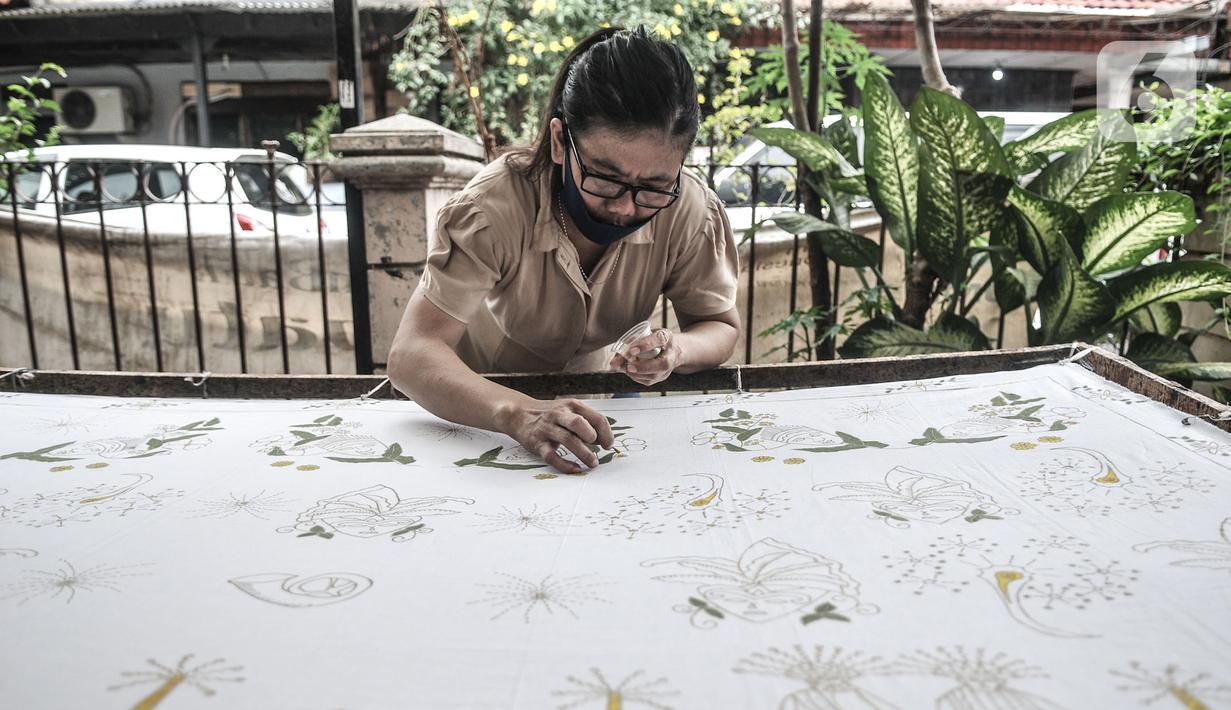Pembatik disabilitas menyelesaikan karyanya di Rumah Batik Palbatu, Jakarta, Kamis (3/12/2020). Rumah Batik Palbatu mempercayakan kepada penyandang disabilitas binaannya untuk membuat kain batik, baik bercorak tradisional, temporer maupun perpaduan keduanya. (merdeka.com/Iqbal S. Nugroho)