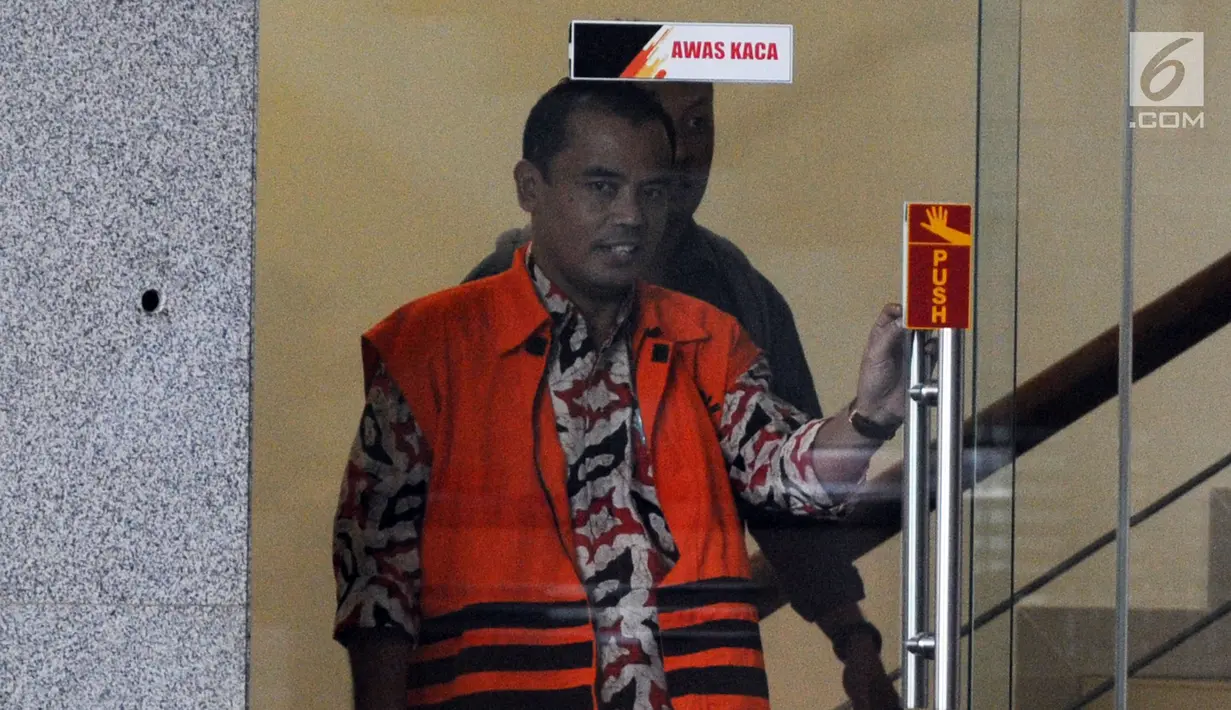 Bupati Purbalingga nonaktif Tasdi usai menandatangani berkas pelimpahan surat P21 di gedung KPK, Jakarta, Kamis (27/9). Tasdi segera menjalani persidangan dugaan menerima suap proyek infrastruktur di Kab Purbalingga, Jateng. (Merdeka.com/Dwi Narwoko)