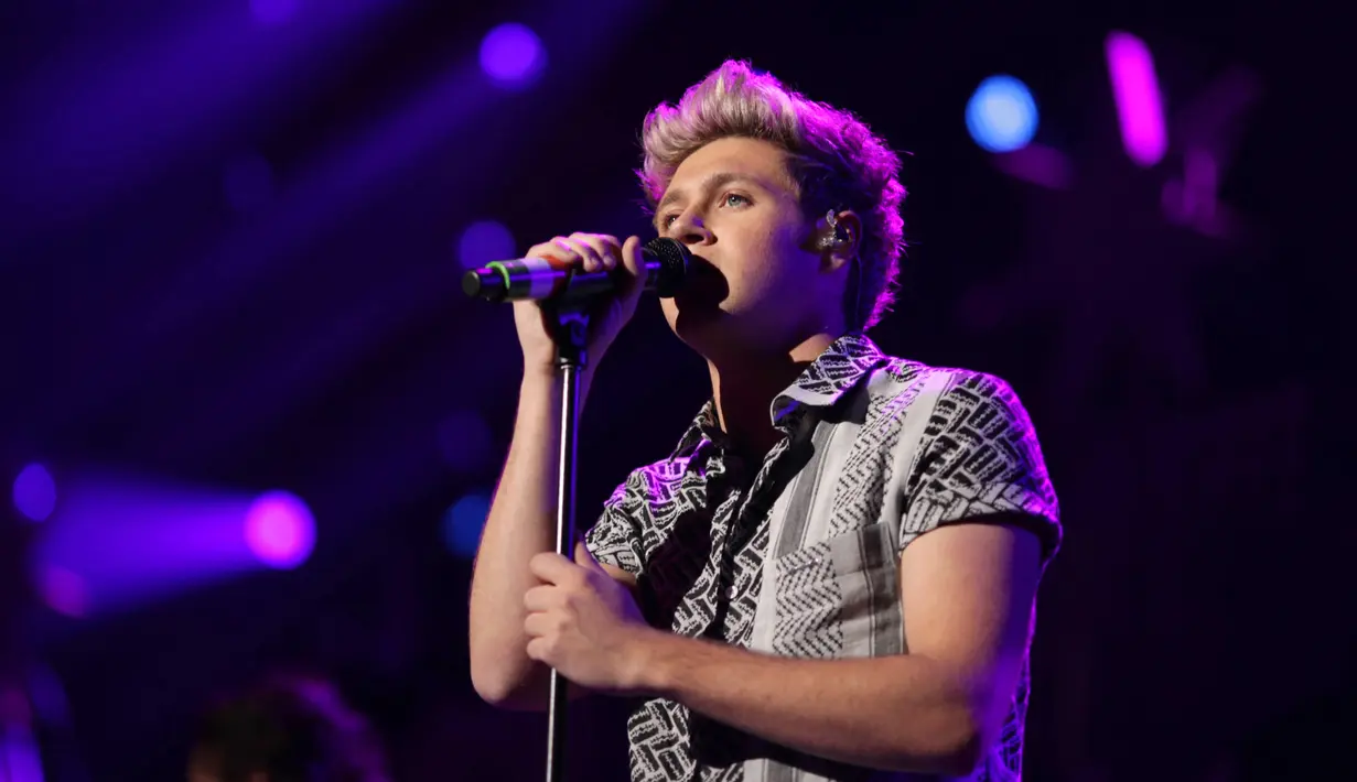 Tak butuh waktu lama, Niall Horan akhirnya mengetahui ulah jahil sang penggemar yang menyebarkan foto nya ke sosial media. Tak khayal jika Niall langsung bete dan ngomel-ngomel. (AFP/CHRISTOPHER POLK / GETTY IMAGES NORTH AMERICA)