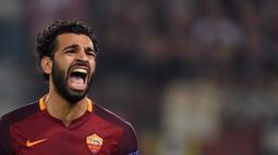 Ekspresi pemain AS Roma, Mohamed Salah, setelah mencetak gol pertama ke gawang Bayer Leverkusen dalam laga Grup E Liga Champions di Stadion Olimpico, Roma, Kamis (5/11/2015) dini hari WIB. (AFP Photo/Andreas Solaro)