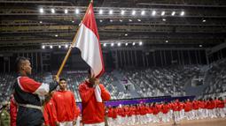 Para atlet melakukan ritual mencium bendera saat acara pengukuhan kontingen Indonesia di Istora Senayan, Jakarta, Minggu (5/8/2018). Pada Asian Games XVIII, Indonesia menurunkan 938 atlet. (Bola.com/Vitalis Yogi Trisna)