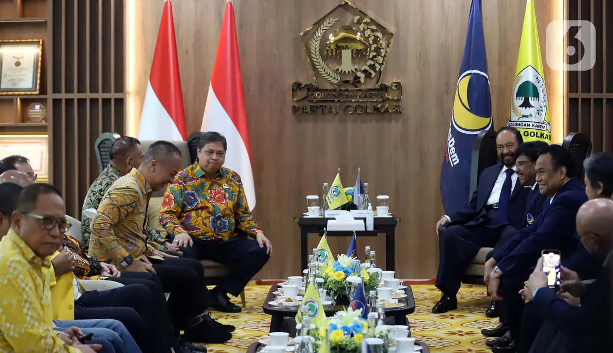 Suasana pertemuan Ketua Umum Partai NasDem Surya Paloh dan Ketua Umum Partai Golkar Airlangga Hartarto di Kantor DPP Partai Golkar, Jakarta Barat, Rabu (1/2/2023). mengungkapkan, pertemuan ini akan membahas banyak hal, termasuk posisi dan langkah politik kedua parpol tersebut. (Liputan6.com/Johan Tallo)