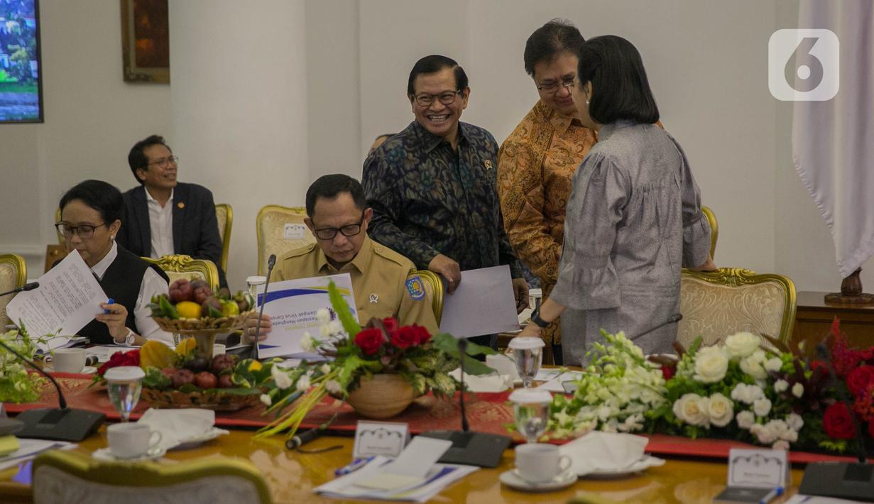Sejumlah menteri saling berbincang saat hadir dalam rapat terbatas di Istana Kepresidenan Bogor, Jakarta, Selasa (4/2/2020). Ratas tersebut membahas kesiapan menghadapi dampak virus Corona. (Liputan6.com/Faizal Fanani)