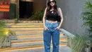 OOTD casual chic Sarah Keihl. Ia memadukan cropped top dengan tali cross berwarna hitam, dipadunya dengan celana jeans, sunglasses, dan loafers hitam. [Foto: Instagram/sarahkeihl]