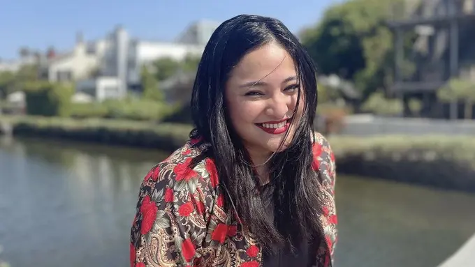 5 Gaya Fashion Marshanda Kenakan Pakaian Brand Lokal di Amerika Serikat