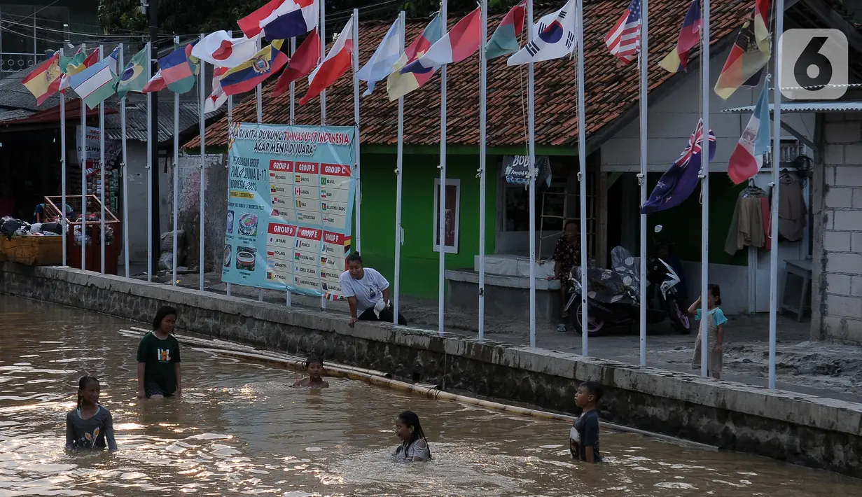 Bendera-bendera tersebut sebagai bentuk dukungan penyelenggaraan Piala Dunia U-17 2023 di Tanah Air. (merdeka.com/Imam Buhori)