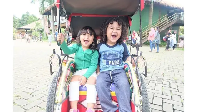 Jarang Terekspos, Ini 6 Potret Arjuna Anak Angkat Kartika Putri