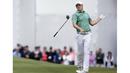 Pegolf Jordan Spieth asal Amerika Serikat melempar stik golf saat gagal memasukan bola pada kejuaraan  World Golf Championship-Dell di Austin Country Club, Texas, Sabtu (27/3/2016). (Mandatory Credit: Erich Schlegel-USA TODAY Sports )   