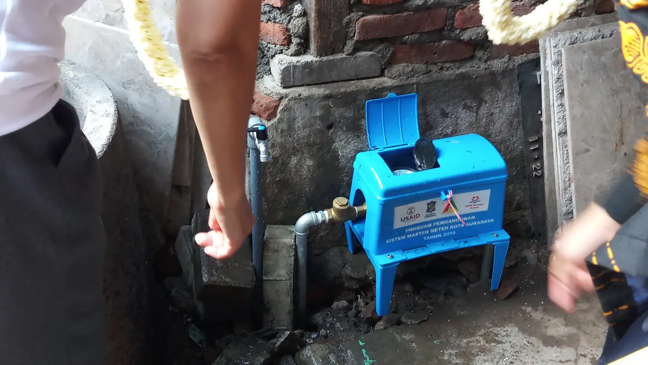 Salah satu warga Kota Surabaya, Nurhayati, sudah bisa mendapatkan akses air bersih. (Foto: Liputan6.com/Fitri Haryanti)