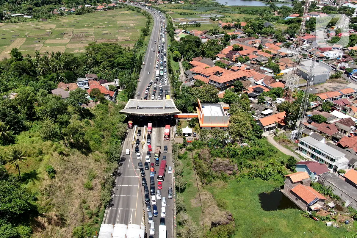 FOTO: Lonjakan Pemudik Menuju Pelabuhan Merak Sebabkan Kemacetan 7 Km
