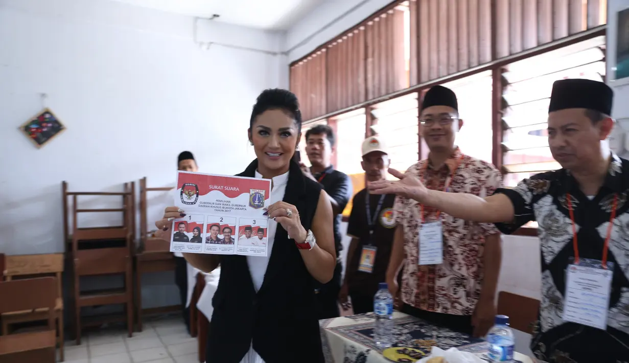 Banyak selebriti yang begitu antusias mendatangi Tempat Pemungutan Suara (TPS). Dari foto-foto yang beredar, banyak selebriti menggunakan hak pilihnya untuk menentukan siapa calon pilihannya. (Nurwahyunan/Bintang.com)