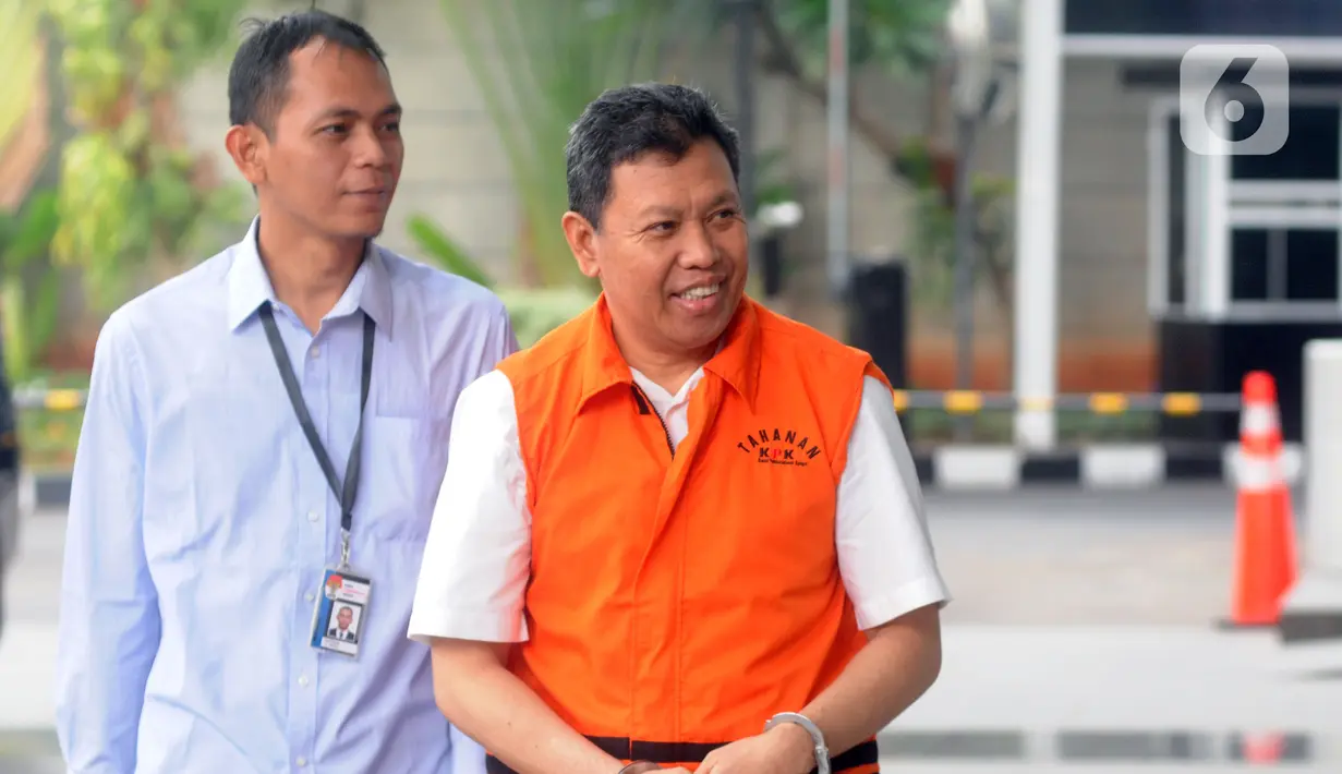 Direktur Utama PTPN III (Persero), Dolly Pulungan tersenyum saat tiba di Gedung KPK, Jakarta, Kamis (28/11/2019). Dolly Pulungan diperiksa sebagai tersangka terkait menerima suap pengelolahan Distribusi gula di PTPN III. (merdeka.com/Dwi Narwoko)