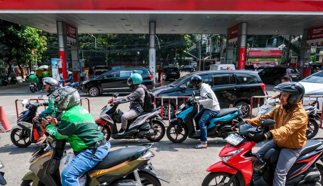 Hal ini berlaku untuk BBM di Stasiun Pengisian Bahan Bakar Umum (SPBU) milik PT Pertamina (Persero) per Rabu 1 April 2026. Tampak dalam foto, para pengendara sepeda motor mengantre untuk mengisi bahan bakar sepeda motor mereka di sebuah Stasiun Pengisian Bahan Bakar Umum (SPBU), Jakarta pada Rabu 1 April 2026. (BAY ISMOYO/AFP)