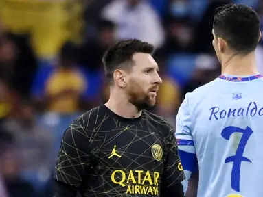 Pemain Paris Saint-Germain (PSG), Lionel Messi bersama pemain Riyadh All-Star, Cristiano Ronaldo, pada laga persahabatan di Stadion Raja Fahd pada Jumat (20/1/2023). CR7 dan La Pulga kembali duel di lapangan hijau. Kali ini keduanya dipertemukan dalam laga PSG vs Riyadh All Star di Stadion Raja Fahd pada Jumat (20/1/2023). (AFP/Franck Fife)