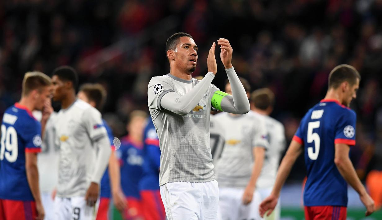 Bek Manchester United, Chris Smailing, menyapa suporter usai mengalahkan CSKA Moscow pada laga Liga Champions di Stadion VEB Arena, Moskow, Rabu (27/9/2017). CSKA kalah 1-4 dari MU. (AFP/Kirill Kudryavtsev)