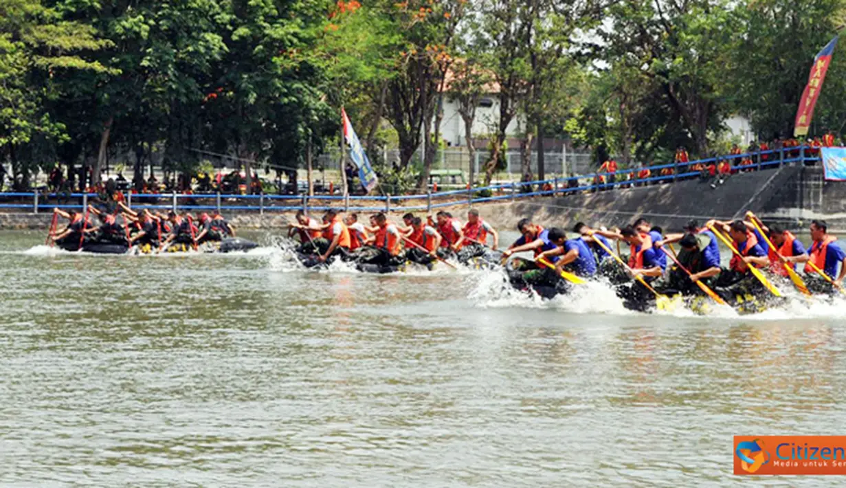 Citizen6, Surabaya: Lomba dayung perahu karet ini diikuti oleh 69 kompi yang berada dijajaran Satlak Pasmar-1 yang dilaksanakan di Sungai Brantas Gunungsari Surabaya dengan jarak tempuh 2000 meter. (Pengirim: Budi Abdillah)