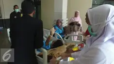 Julia Perez menyapa awak media usai menjalani pemeriksaan MRI di RSCM, Jakarta, Rabu (28/12). Sebelumnya, Julia Perez diketahui telah di vonis dokter, bahwa ia tengah terkena kanker serviks stadium 4. (Liputan6.com/Herman Zakharia)