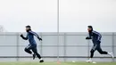 Striker Argentina, Lionel Messi dan Sergio Aguero, berlari saat mengikuti sesi latihan jelang laga persahabatan di Moscow, Rusia, Selasa (7/11/2017). Argentina akan berhadapan dengan Rusia dan Nigeria. (AFP/Kirill Kudryavtsev)