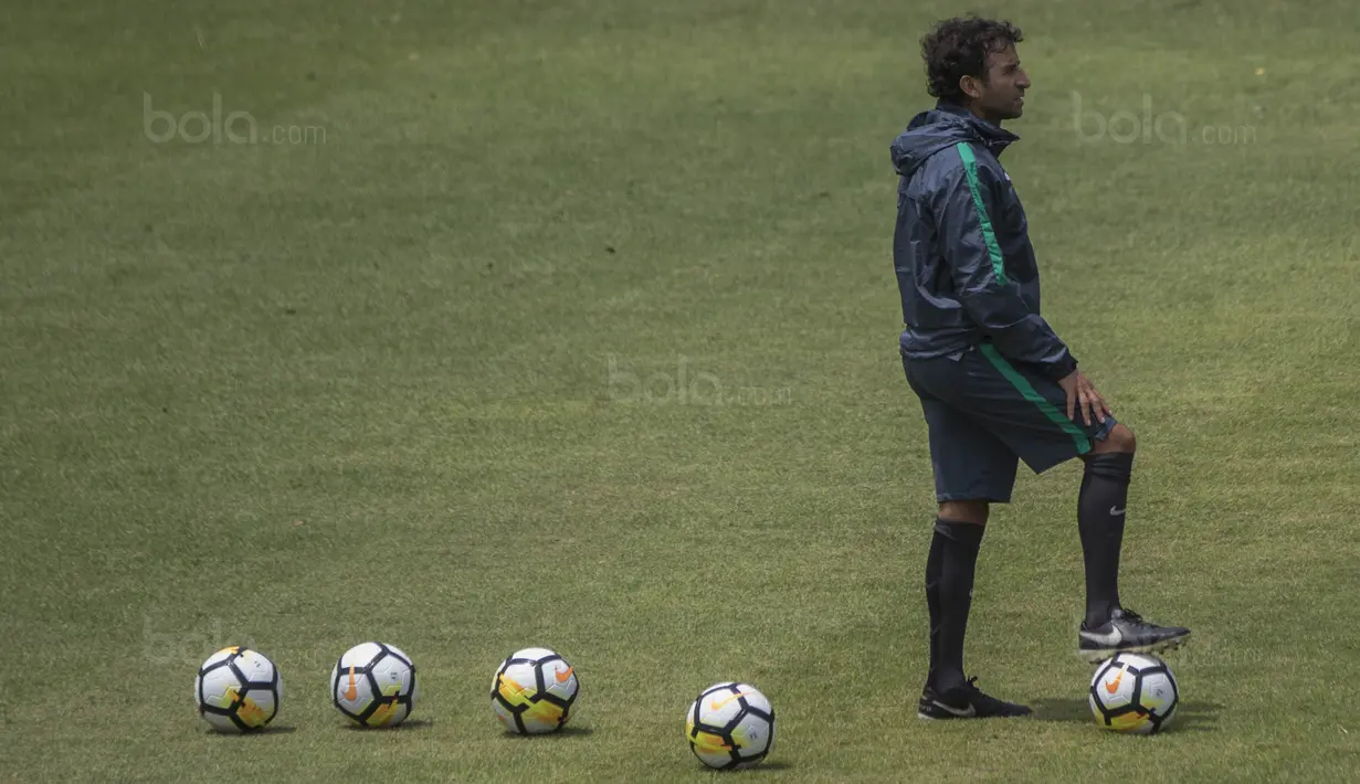 Pelatih Timnas Indonesia, Luis Milla, mengamati anak asuhnya saat latihan di Lapangan ABC Senayan, Jakarta, Senin (15/1/2018). Pemusatan latihan ini dilakukan jelang Asian Games 2018. (Bola.com/Vitalis Yogi Trisna)