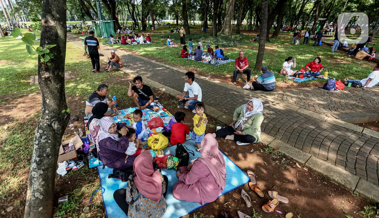 Pada masa libur panjang, kawasan Monas bisa dikunjungi hingga ribuan wisatawan. (Liputan6.com/Angga Yuniar)