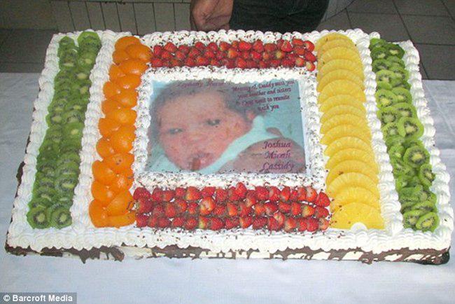 Salah satu dari 17 kue ulang tahun, untuk  memperingati kelahiran Zephany | foto: copyright dailymail.co.uk
