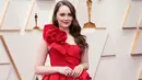 Amy Forsyth tampil mengenakan gaun merah rancangan Marchesa. Gaun ini memiliki detail floral di bagian bahu dan ruffle cascading di pinggul yang mempermanis tampilan secara keseluruhan. Foto: Instagram.