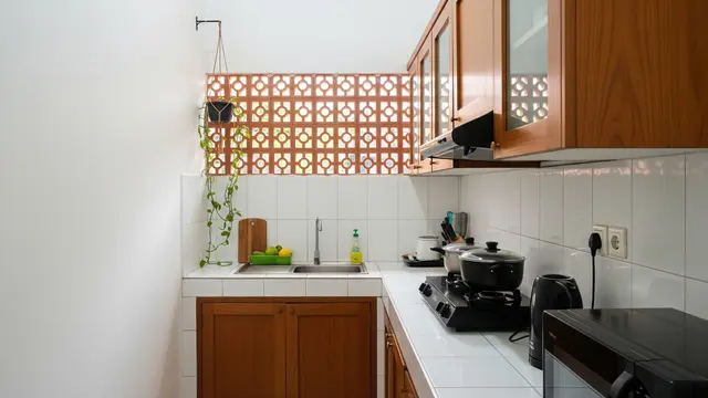 Desain Dapur Kecil Minimalis dengan Kombinasi Roster dan Tanaman