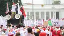 Massa berorasi menyampaikan tuntutannya di depan Istana Merdeka, Jakarta, Senin (28/9/2015). Riabuan bidan dari berbagai daerah berunjuk rasa menuntut pengangkatan status kepegawaian menjadi PNS. (Lipuutan6.com/Faizal Fanani)