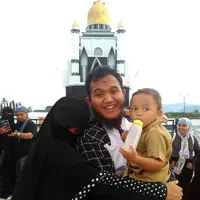 Tidak hanya itu, adiknya, Kipsmail Aditya Harnano (anak Caisar dengan Indadari) kangen pada ayahnya. "Ayah joged sama siapa itu? Kapan pulang? Ade mail nyariin," tulis pemilik akun @asmakipsmai. (Instagram/caisar_yang_belomsempurna)