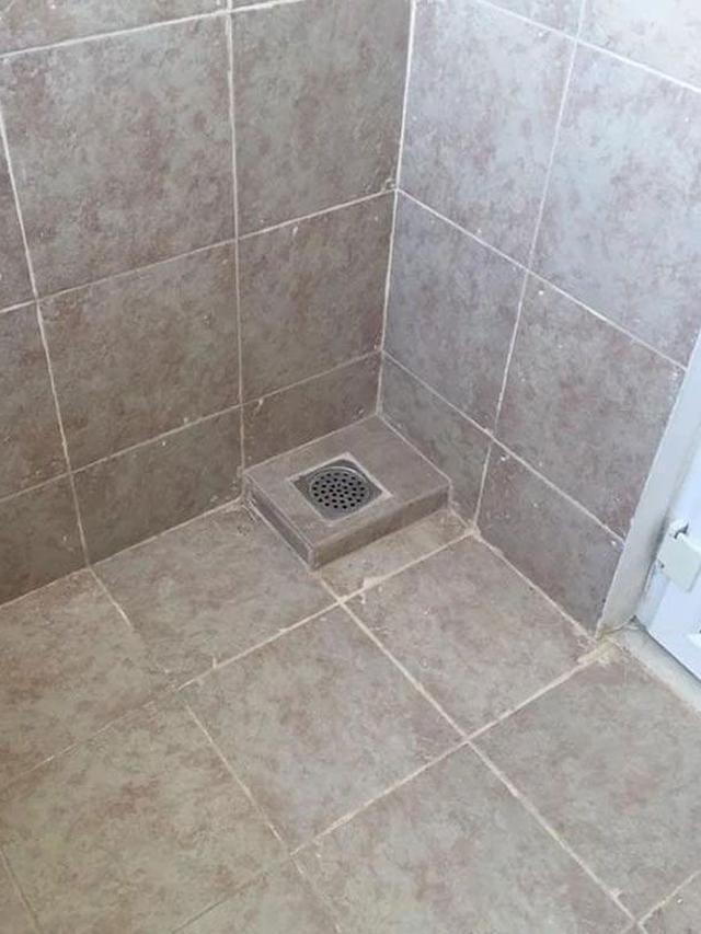 6 Potret Lantai Kamar Mandi Ini Nyeleneh, Enggak Habis Pikir