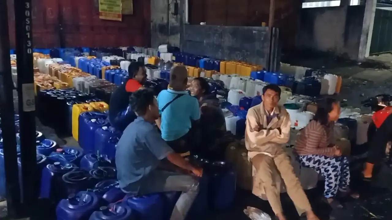 Cerita Pedagang Antre Minyak Goreng Curah Hingga Sahur di Tempat Distributor