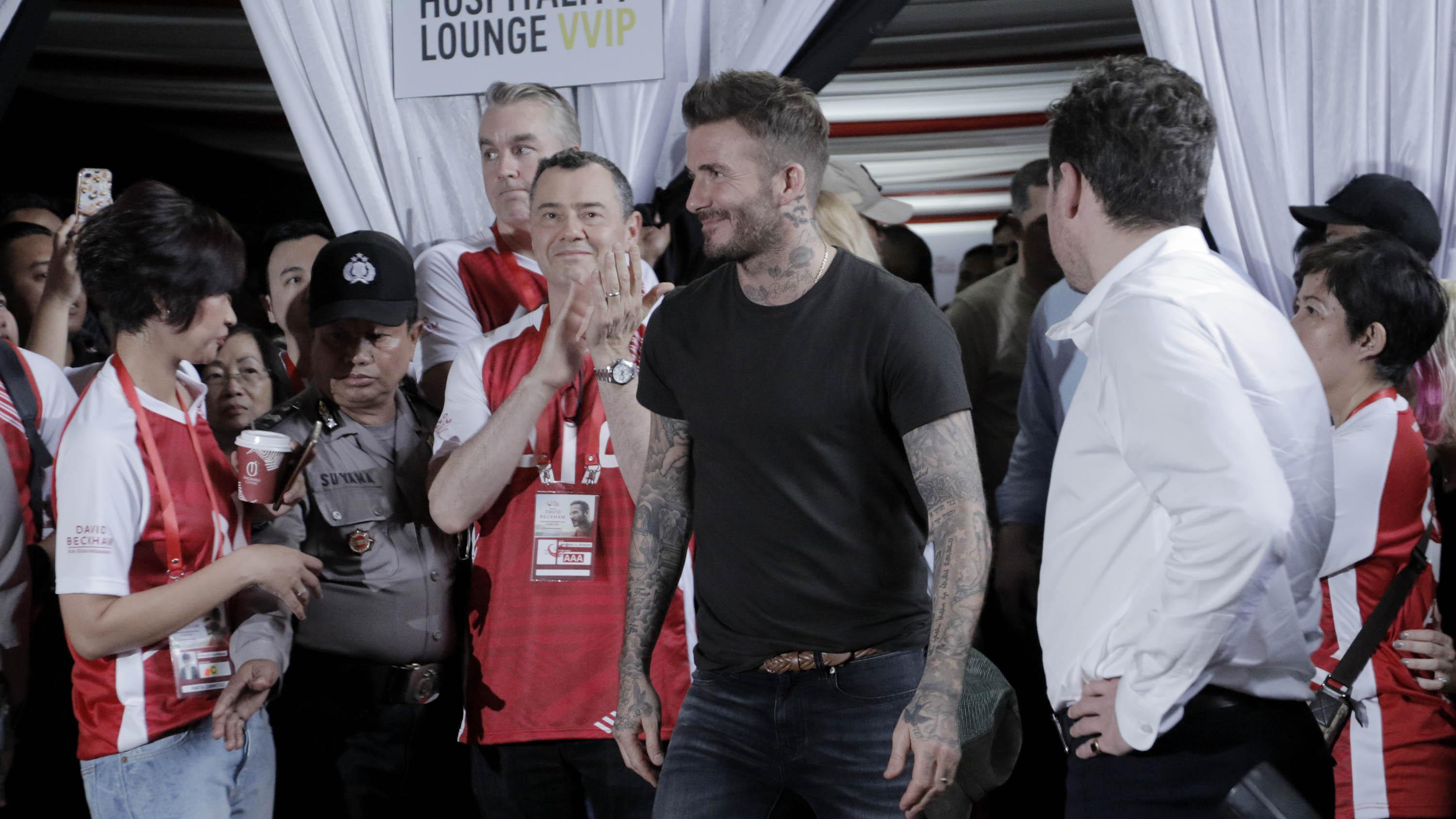Legenda sepak bola Inggris, David Beckham, tiba di Stadion Soemantri Brodjonegoro, Jakarta, Minggu (25/3/2018). David Beckham dan AIA membagikan 10.000 bola kepada akademi sepak bola di Indonesia. (Bola.com/M Iqbal Ichsan)