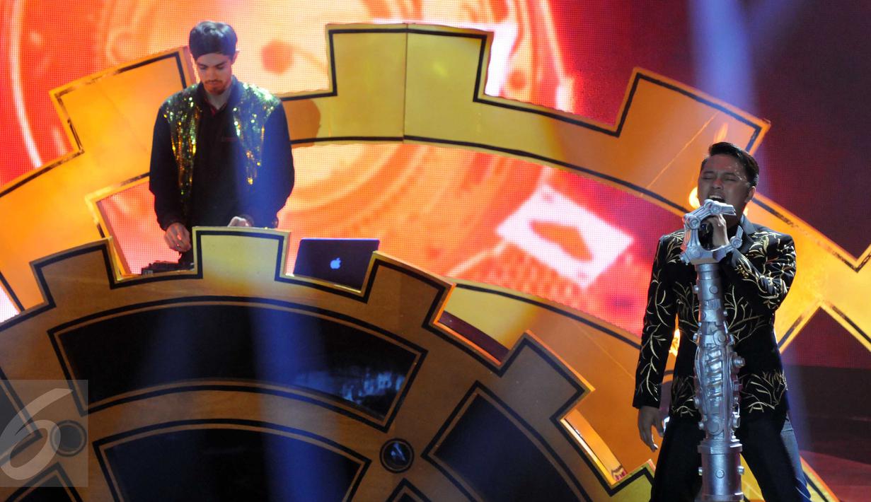 Penyanyi Danang D Academy saat membawakan sebuah lagu pada gelaran IBOMA 2016 di Studio 6 Emtek City, Kamis (17/3). IBOMA adalah Ajang penganugerahan unutk insan perfilman Indonesia. (Liputan6.com/Helmi Afandi)