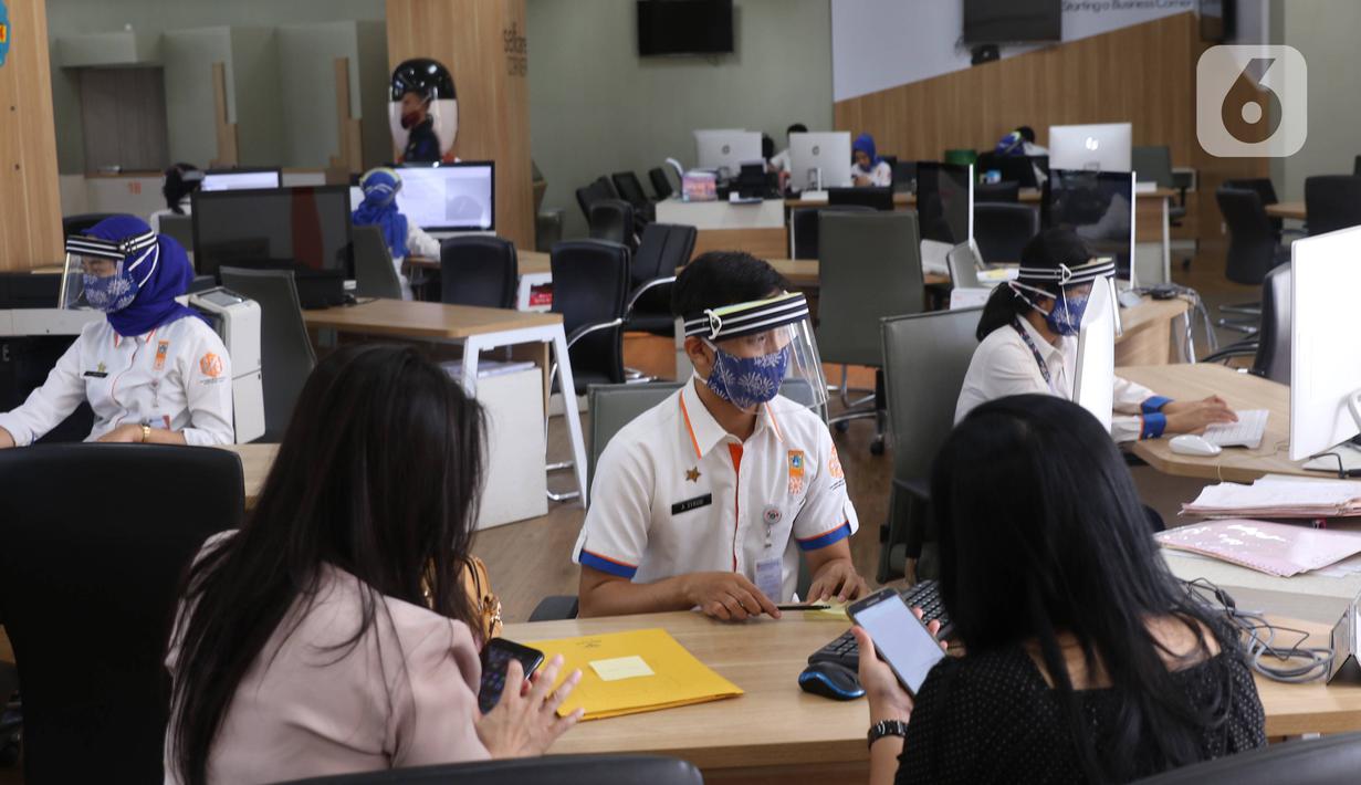 Pemohon melakukan pengajuan administrasi di mal pelayanan publik, Jakarta,Rabu (17/6/2020). Mal Pelayanan Publik (MPP) Provinsi DKI Jakarta kembali melayani masyarakat dengan tatap muka dengan tetap mengikuti protokol kesehatan pencegahan Virus Corona.  (Liputan6.com/Angga Yuniar)