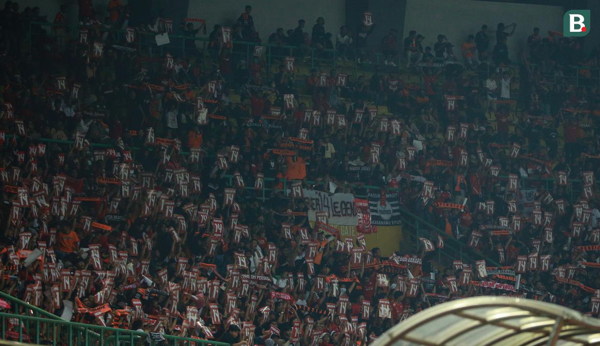 Sementara itu, The Jakmania membentangkan banyak banner beraroma Ismed Sofyan termasuk poster nomor 14. (Bola.com/Bagaskara Lazuardi)
