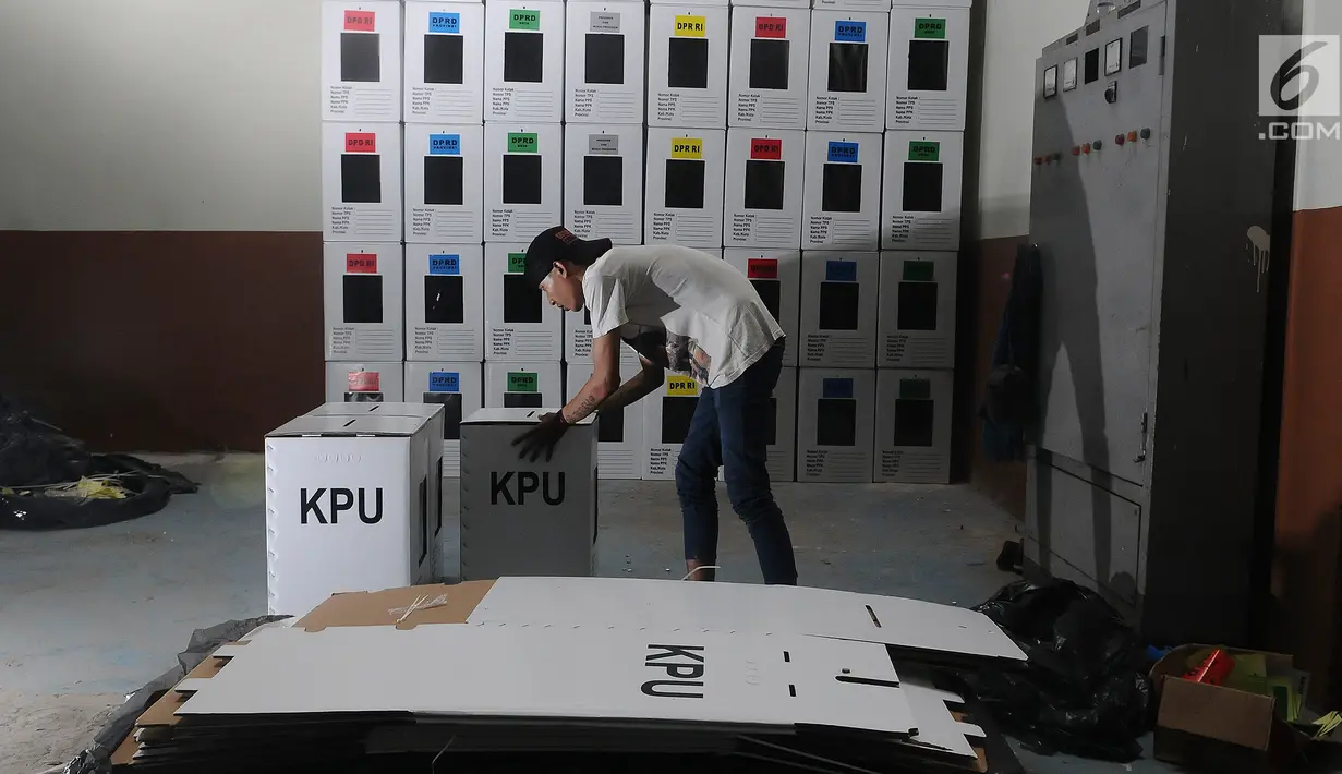 Pekerja merakit kotak suara Pemilu di kawasan Tugu, Cimanggis, Depok, Jawa Barat, Rabu (13/2). KPU Kota Depok mempersiapkan 27.686 kotak suara untuk didistribusikan ke 5.759 TPS di 11 kecamatan. (Liputan6.com/Herman Zakharia)