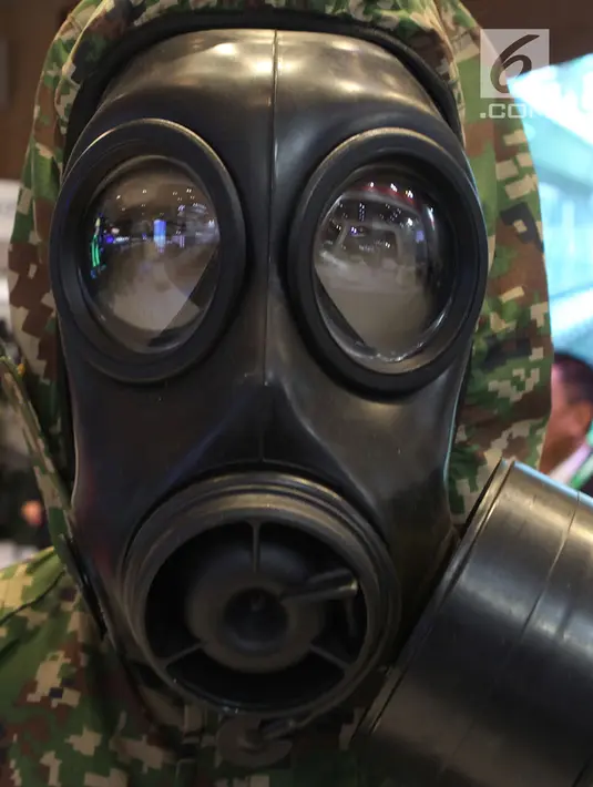 Masker pelindung dipamerkan di Indo Defence 2018 di JiExpo and Forum, di Kemayoran, Jakarta Rabu (7/11). Pameran ini digelar selama empat hari dari tanggal 7-10 November 2018. (Merdeka.com/Imam Buhori)