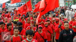 Ratusan buruh menggelar aksi demo di kawasan industri Pulogadung, Jakarta, Selasa (24/11/2015). Buruh menuntut dicabutnya Peraturan Pemerintah No 78 Tahun 2015 tentang Pengupahan. (Liputan6.com/Yoppy Renato)