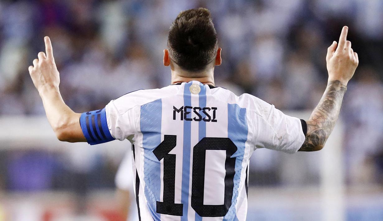 Lionel Messi adalah nyawa dari permainan Timnas Argentina. La Pulga merupakan pemain senior sekaligus megabintang yang bisa mengangkat tim Tango tampil habis-habisan untuk membawa pulang kembali trofi Piala Dunia ke Argentina. (AFP/Andres Kudacki)