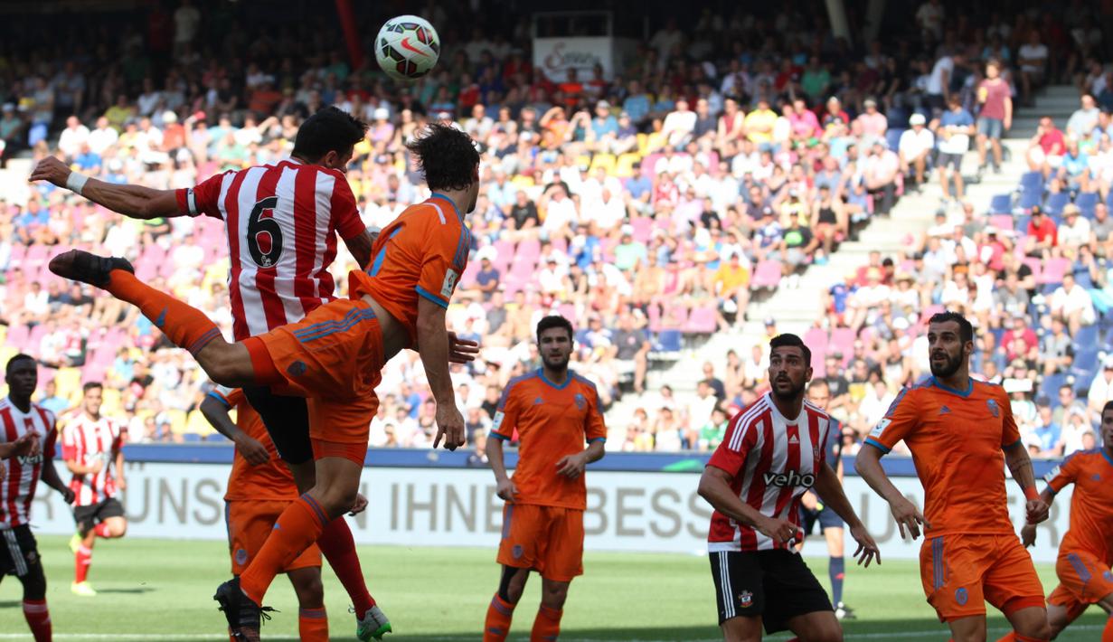 Kapten Southampton Jose Fonte (6) mencoba menyundul bola dari hadangan Lucas Orban. (Bola.com/Reza Khomaini)