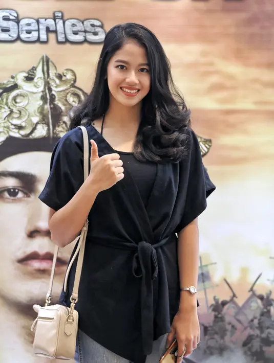 Ditemui saat press preview sinetron produksi SinemArt, Sabina sangat antusias dan tak sabar ingin menyaksikan aktingnya. Apalagi, Saur Sepuh The Series merupakan debut perdananya di industri sinetron tanah air. (Adrian Putra/Bintang.com)