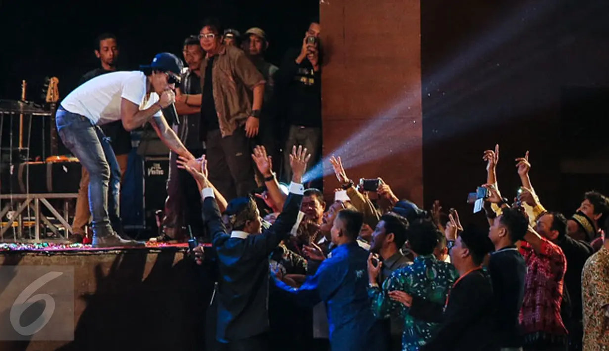 Vokalis Slank, Kaka saat menghibur penonton dalam Forum Rambug Nasional 2015 di Jiexpo Kemayoran, Jakarta, Selasa (15/12). Forum tersebut bertema 'Desa membangun Indonesia'. (Liputan6.com/Faizal Fanani)