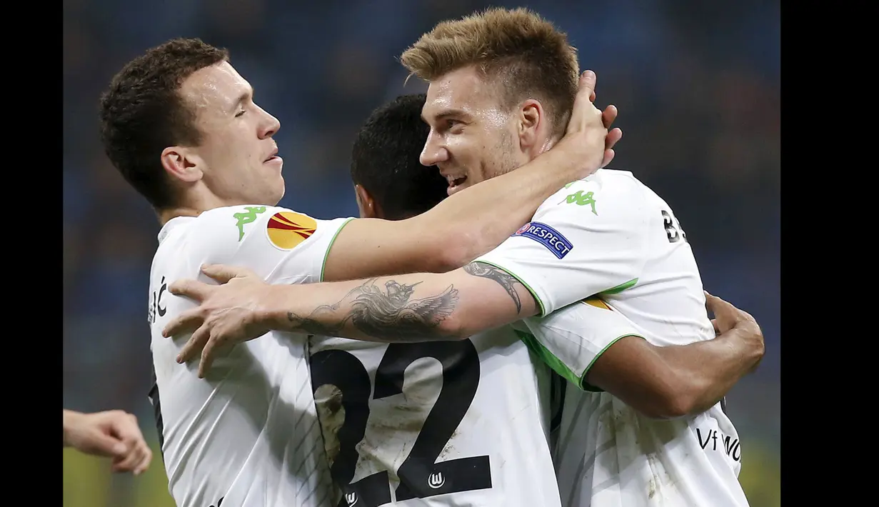 Penyerang Wolfsburg, Nicklas Bendtner merayakan selebrasi bersama pemain lainnya usai mencetak gol di leg kedua 16 besar Liga Europa di Stadion San siro, Italy (19/3/2015). Wolfsburg menang 2-1 atas Inter Milan. (Reuters/Alessandro Garofalo)