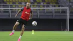 Pemain Timnas Palestina, Mohammed Rashid menjalani sesi latihan di Stadion Gelora Bung Tomo, Surabaya, Selasa (13/6/2023) malam jelang pertandingan FIFA Matchday melawan Timnas Indonesia. (Bola.com/Aditya Wany)