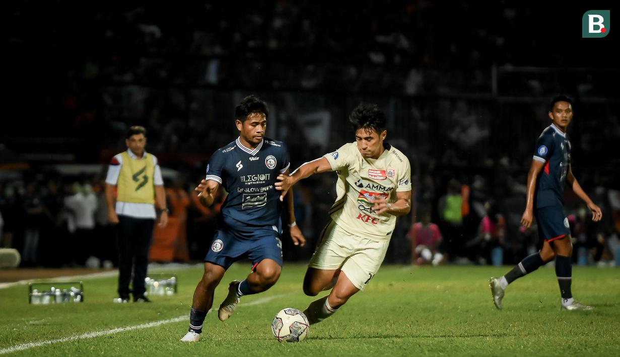 Persija Jakarta akhirnya berhasil memetik tiga poin di kandang Arema dengan kemenangan tipis 1-0. Persija sekarang mengemas 14 angka dari tujuh laga dan duduk di peringkat lima klasemen sementara BRI Liga 1 2022/2023. Sementara Arema tertahan di posisi sembilan dengan koleksi 10 poin. (Bola.com/Iwan Setiawan)