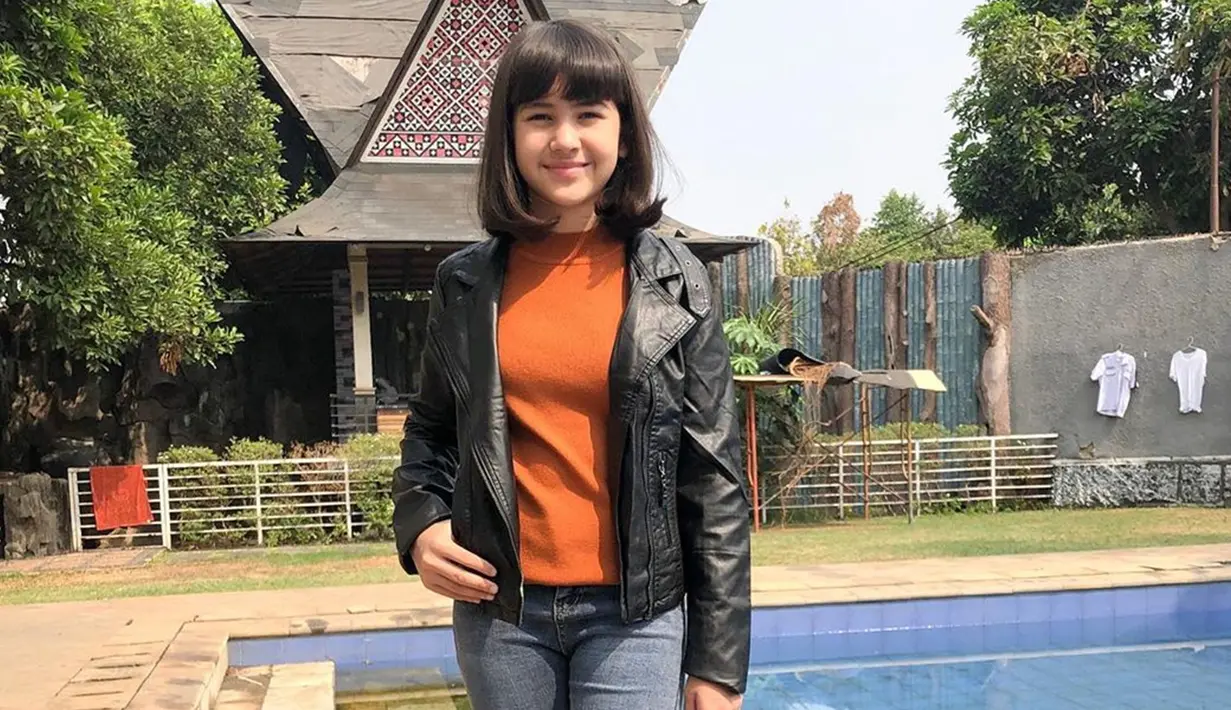 Gaya penampilan Sandrinna Michelle dengan jaket kulit ini juga tak luput dari sorotan netizen. Meski terlihat cukup boyish akn tetapi banyak pula netizen yang memuji pemain Dari Jendela SMP ini karena terlihat menggemaskan. (Liputan6.com/IG/@sandrinna_11)