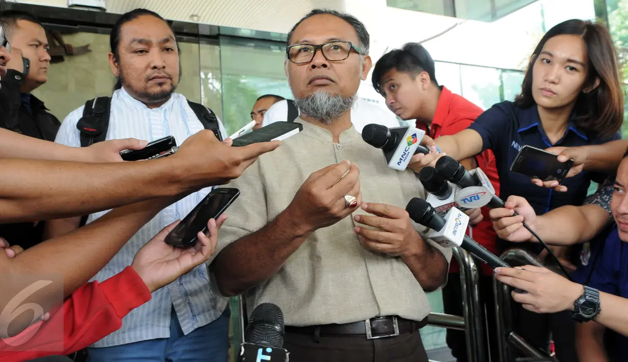 Mantan Wakil Ketua KPK, Bambang Widjojanto menjawab pertanyaan awak media di Gedung KPK, Jakarta, Jumat (4/3). Kedatangan BW buntut dari kebijakan Kejagung yang menutup atau mengesampingkan kasus hukum yang menimpanya. (Liputan6.com/Helmi Afandi)