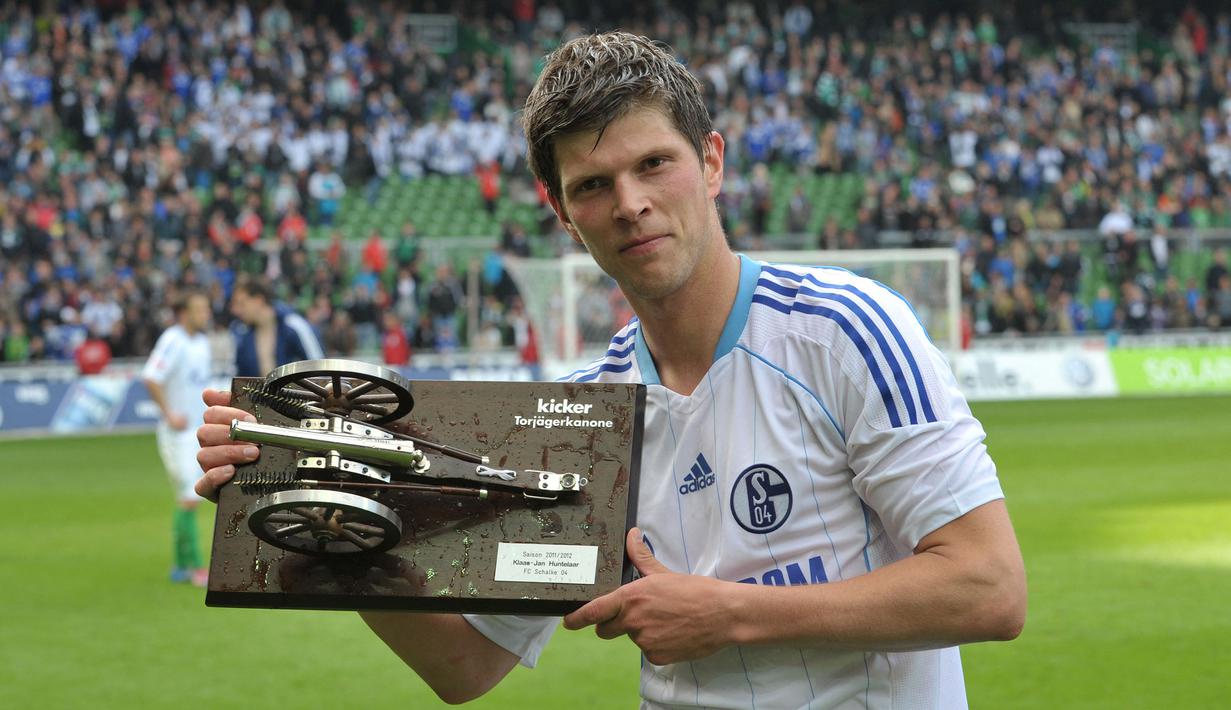 Klaas-Jan Huntelaar. Striker kelahiran 12 Agustus 1983 ini menjadi top skor di Liga Jerman bersama Schalke pada musim 2011/2012 dengan torehan 29 gol. Ia berhasil mengungguli striker Bayern Munchen, Mario Gomez dan Robert Lewandowski yang berseragam Borussia Dortmund. (AFP/DPA/Carmen Jaspersen)