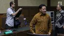 Terdakwa dugaan korupsi pengadaan lahan Bandara Bobong pada APBD Kepulauan Sula 2009 Ahmad Hidayat Mus (tengah) usai sidang tuntutan di Pengadilan Tipikor, Jakarta, Kamis (14/3). Ahmad dituntut 12 tahun penjara. (Liputan6.com/Helmi Fithriansyah)